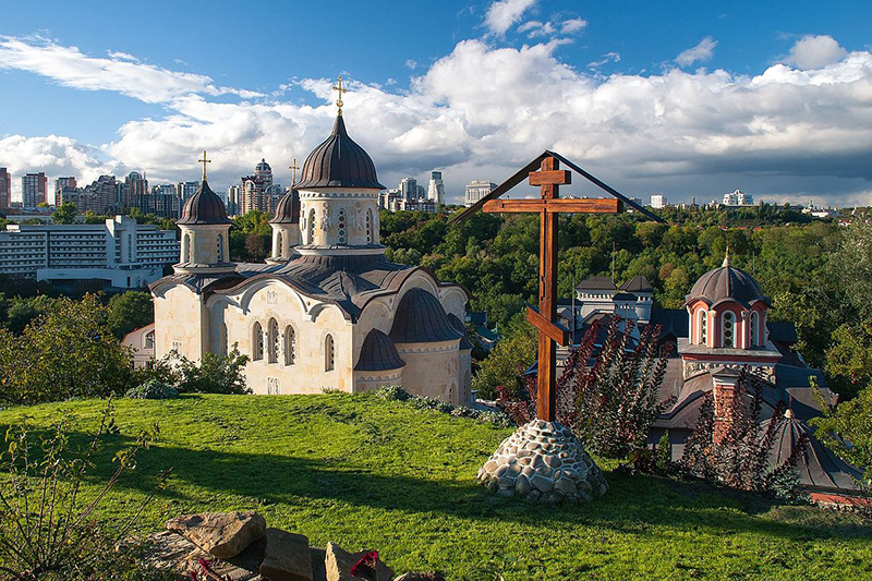 Архангело-Михайловский Зверинецкий мужской монастырь в Киеве